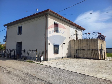 Foto Casa indipendente a Giuliano Teatino Centro di 272 m² con 6 locali