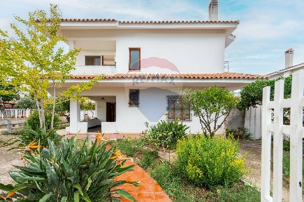 Foto Villa singola a Capoterra La Maddalena di 253 m² con 7 locali