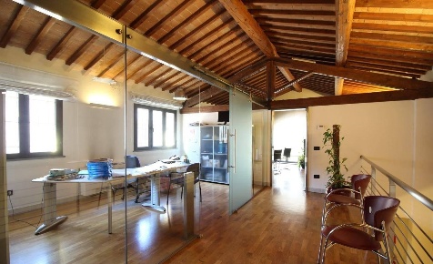 Foto Locale commerciale a Pontedera Oltrera di 250 m² con 7 locali