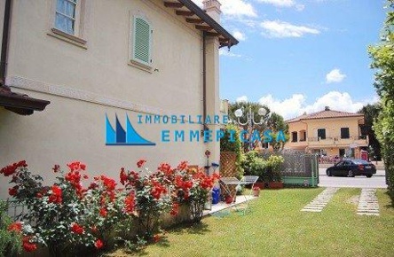 Foto Villa bifamiliare a Montignoso Cinquale di 190 m² con 5 locali