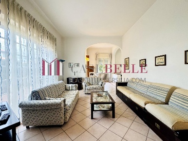 Foto Casa indipendente a Camaiore Lido di Camaiore di 220 m² con 7 locali