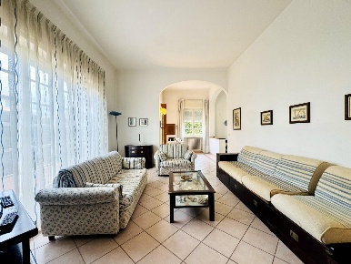 Foto Casa indipendente a Camaiore Lido di Camaiore di 220 m² con 7 locali