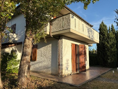 Foto Villa bifamiliare a Forte dei Marmi Vittoria Apuana di 160 m²