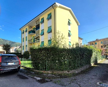 Foto Appartamento a Lucca Ponte a Moriano di 100 m² con 5 locali in vendita