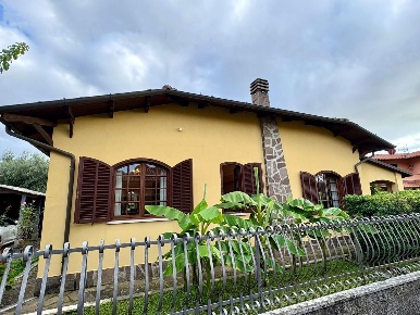 Foto Villa unifamiliare a Massa Mirteto di 85 m² con 4 locali in vendita