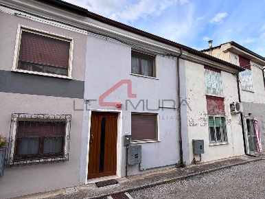 Foto Villa unifamiliare a Nogara Centro di 115 m² con 6 locali in vendita