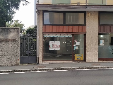 Foto Negozio in Via XX Settembre  15, Arona Centro di 50 m² con 1 locali