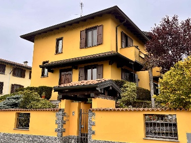 Foto Villa bifamiliare a Gambolò Centro di 180 m² con 6 locali in vendita