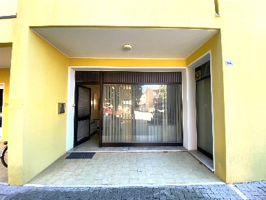 Foto Negozio in Via Po 34, Portogruaro Centro di 80 m² con 2 locali