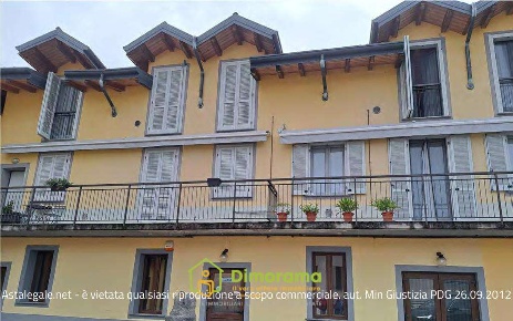 Foto Negozio in Via Corridoni  2, Gavirate Centro di 211 m² con 3 locali