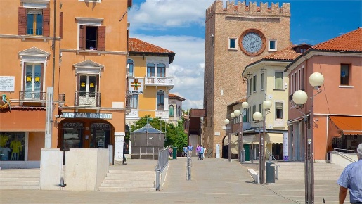 Foto Negozio in via miranese, Venezia Mestre di 106 m² con 6 locali