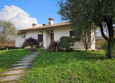 Foto Villa unifamiliare in Via Belvedere, Monfumo di 333 m² con 11 locali