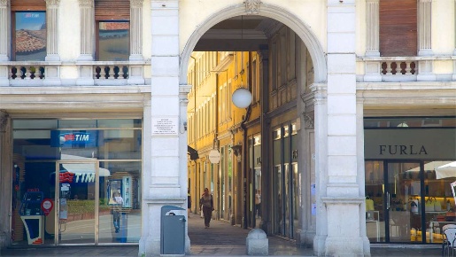 Foto Negozio in via miranese 15, Venezia Mestre di 115 m² con 7 locali