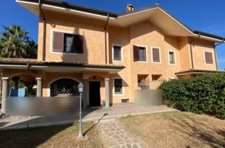 Foto Villa bifamiliare in V.le Giovanni Dusmet, Grottaferrata Centro