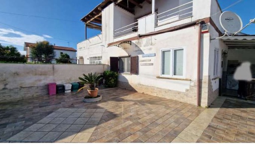 Foto Appartamento in Via Lago Trasimeno 27, Pomezia di 146 m² con 3 locali