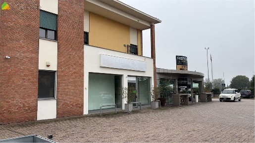 Foto Negozio a Rubiera di 200 m² con 3 locali in affitto