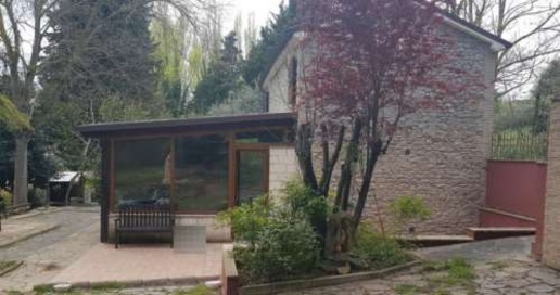 Foto Casa indipendente in Via Cairo, Mombaroccio di 197 m² con 6 locali