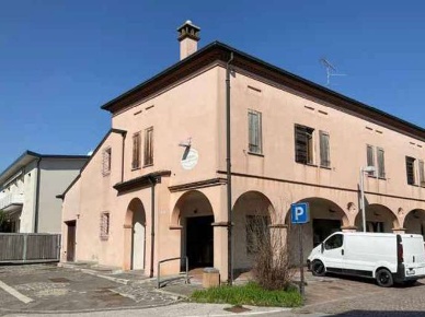 Foto Negozio in Via XXV Aprile, Curtatone Buscoldo di 274 m² con 1 locali