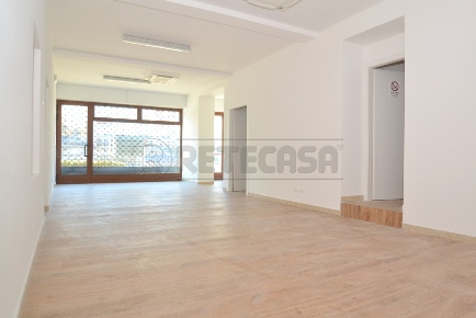 Foto Locale commerciale a Valdagno Centro di 164 m² con 3 locali in affitto