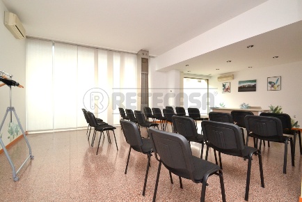 Foto Locale commerciale a Valdagno Centro di 140 m² con 2 locali in vendita