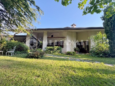 Foto Casa indipendente a Roveredo in Piano Centro di 354 m² con 8 locali