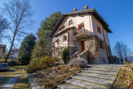 Foto Villa unifamiliare in Via XXV Aprile, Cremeno Centro di 350 m²