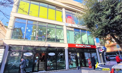 Foto Locale commerciale in viale italia, Ladispoli Centro di 115 m²