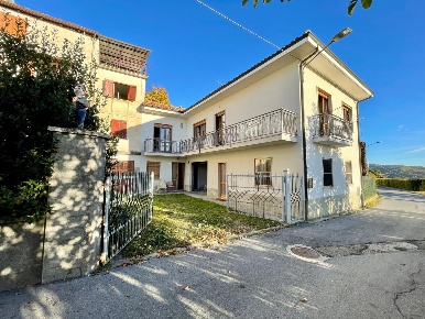 Foto Casa indipendente in Via Circonvallazione 4, Roddino di 195 m²