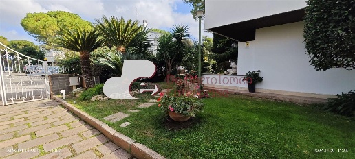 Foto Villa unifamiliare in Via Bitritto, Bari Carbonara di Bari di 331 m²