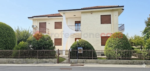 Foto Appartamento in Via vigone 46, Cavour di 105 m² con 3 locali