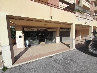 Foto Negozio a Bracciano di 90 m² con 2 locali in vendita