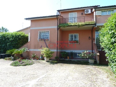 Foto Villa unifamiliare in via Cristoforo Colombo, Anguillara Sabazia