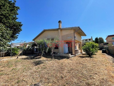 Foto Villa unifamiliare in via degli Ontani, Anguillara Sabazia di 350 m²