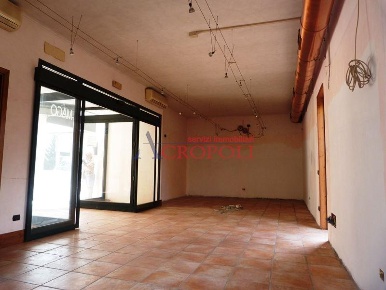 Foto Negozio a Anguillara Sabazia Centro di 60 m² con 1 locali in vendita