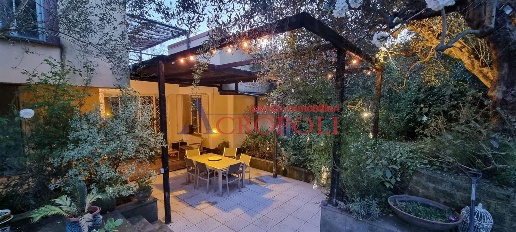 Foto Villa unifamiliare a Trevignano Romano Centro di 200 m² con 5 locali