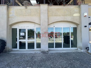 Foto Negozio in Via Ponte Valle Trave, Anguillara Sabazia Centro di 206 m²