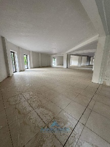 Foto Locale commerciale a Sant'Arpino di 245 m² con 1 locali in affitto