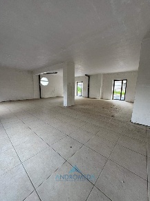 Foto Locale commerciale a Sant'Arpino di 135 m² con 1 locali in affitto