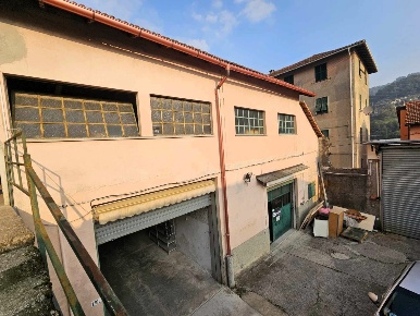 Foto Locale commerciale in Via Bartolomeo Parodi 175, Ceranesi di 357 m²