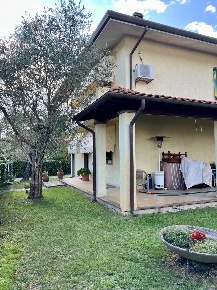Foto Villa unifamiliare in Via Alberti Snc, Pietrasanta di 270 m²
