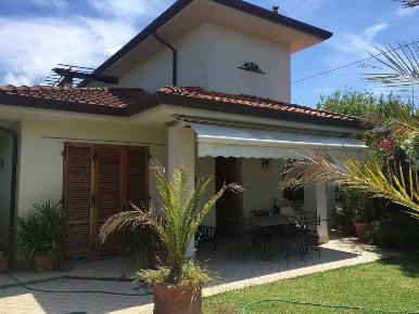 Foto Villa bifamiliare a Forte dei Marmi Centro di 100 m² con 6 locali