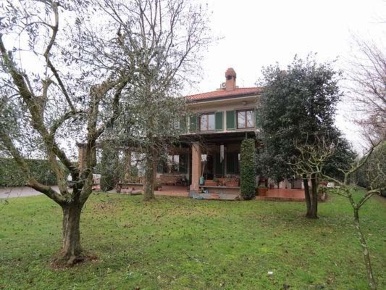 Foto Villa bifamiliare a Forte dei Marmi Vaiana di 200 m² con 8 locali