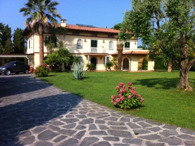 Foto Villa unifamiliare a Massa di 250 m² con 12 locali in affitto