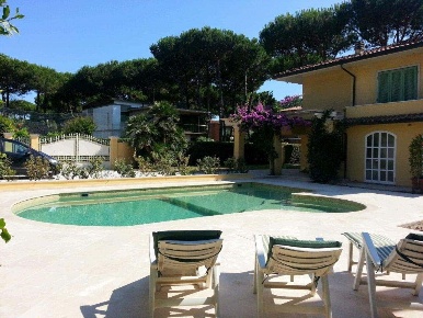 Foto Villa unifamiliare a Forte dei Marmi di 200 m² con 8 locali in affitto