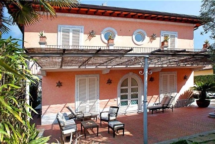 Foto Villa unifamiliare a Forte dei Marmi di 210 m² con 14 locali