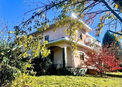 Foto Villa singola in Via roma 83, Castronno Centro di 319 m² con 5 locali