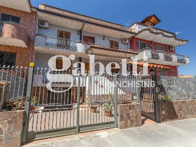 Foto Villa a schiera in Corree Di Sopra, Marano di Napoli Centro di 350 m²