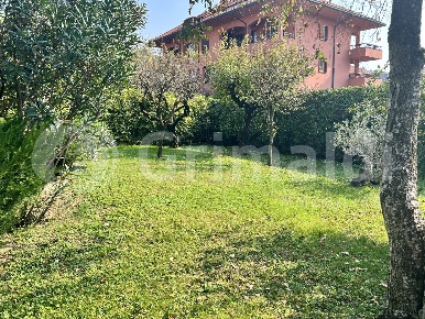 Foto Villa bifamiliare in Via Sogliani 8, Opera Centro di 222 m² in vendita