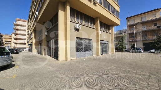 Foto Negozio in Via Cortile Greco 28, Bagheria Centro di 150 m² in affitto