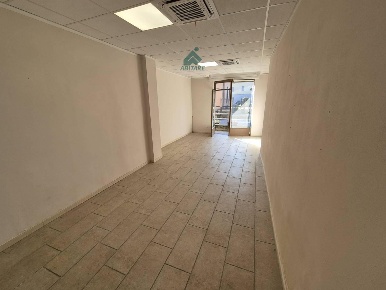 Foto Negozio in VIA turconi 4, Cantello Centro di 40 m² con 1 locali